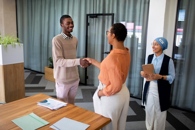 Homem a apresentar-se aos empregadores na entrevista de emprego no escritório