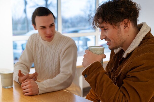 Homem a beber chá matcha