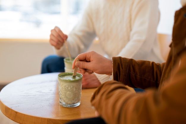 Foto grátis homem a beber chá matcha