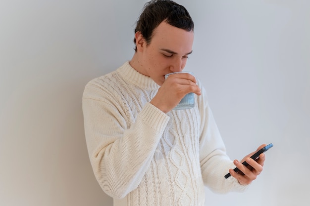 Foto grátis homem a beber chá matcha