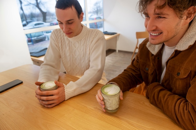 Foto grátis homem a beber chá matcha