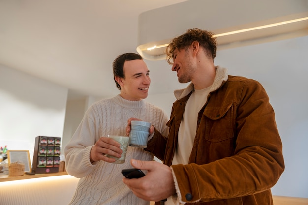 Foto grátis homem a beber chá matcha