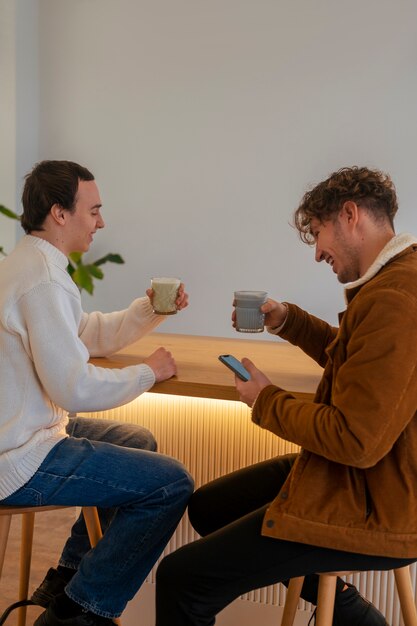 Foto grátis homem a beber chá matcha