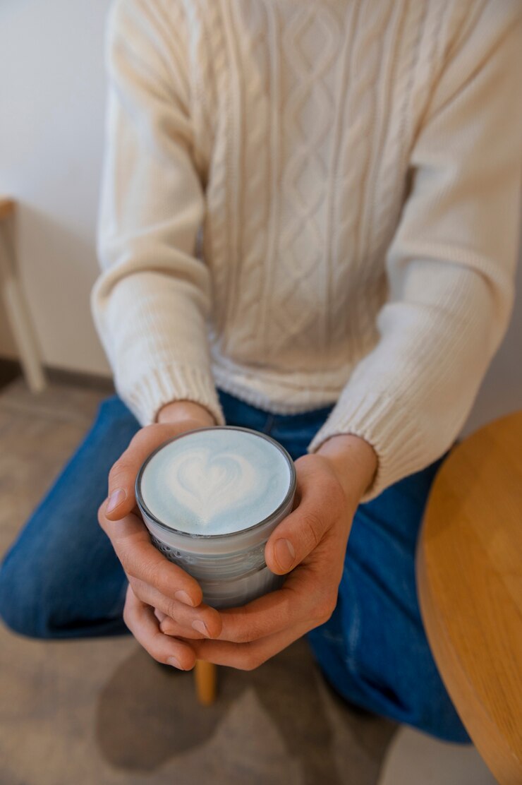 Foto grátis homem a beber chá matcha