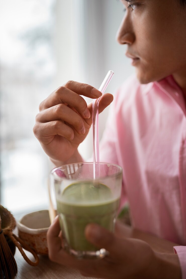 Foto grátis homem a beber chá matcha