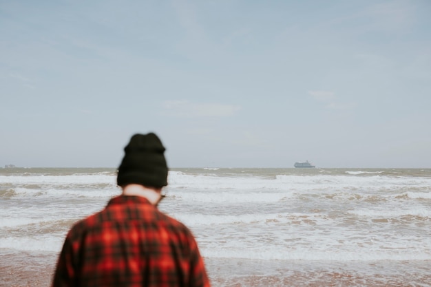 Homem à beira-mar em gales, reino unido