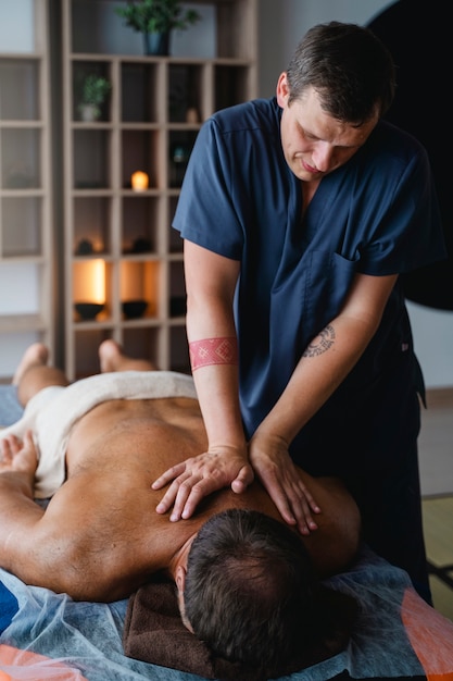 Foto grátis homem a dar massagem ao paciente