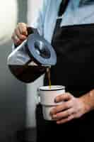 Foto grátis homem a derramar café na frente