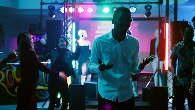 Foto grátis homem a festejar com amigos.