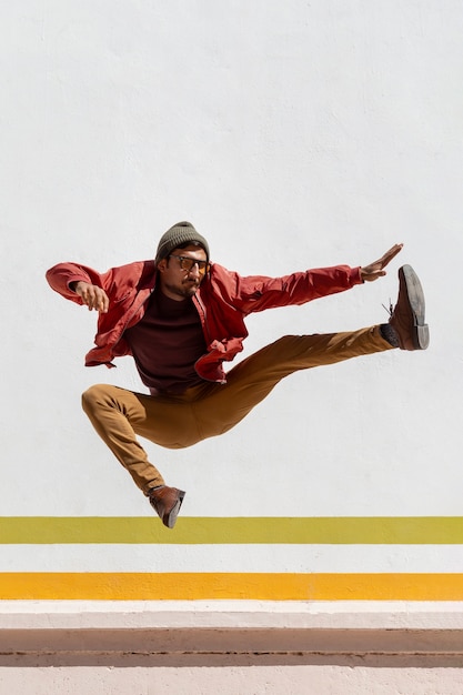 Homem a saltar enquanto faz parkour