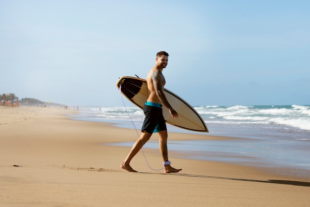 Foto grátis homem a surfar no brasil