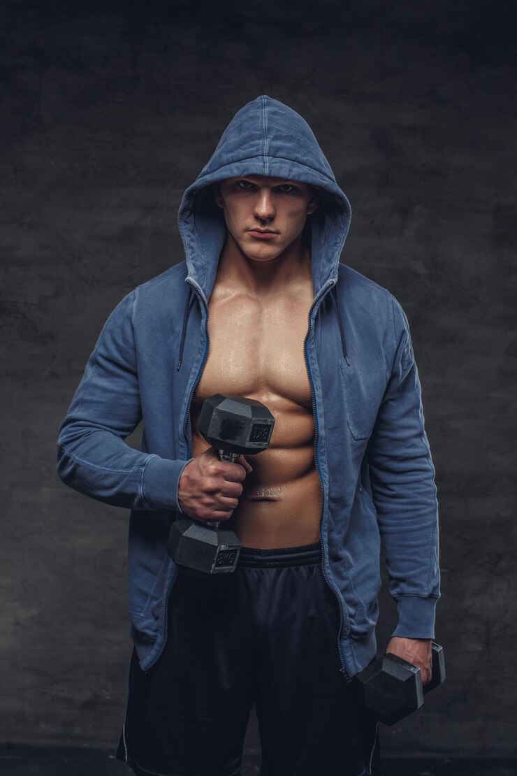 Foto grátis homem abdominal com capuz azul detém par de halteres.