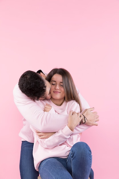 Foto grátis homem, abraçando, alegre, atraente, mulher, ligado, tamborete