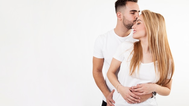 Homem abraçando e beijando mulher