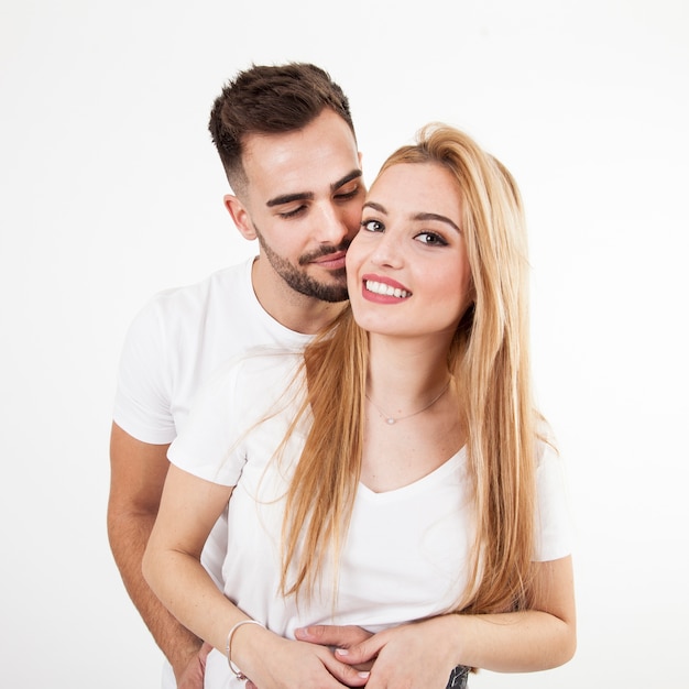 Homem abraçando mulher alegre