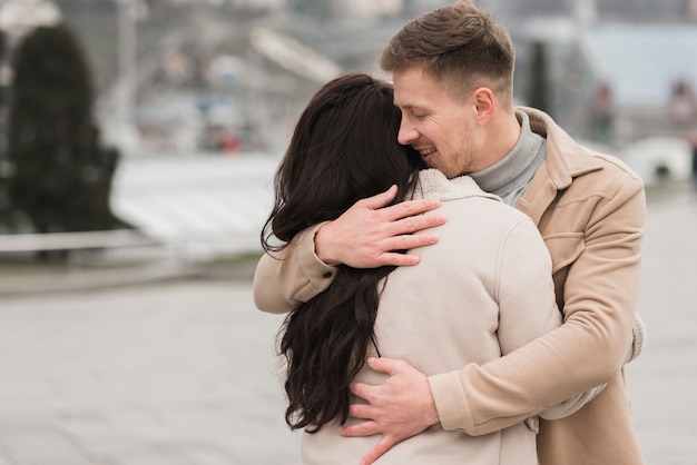 Homem, abraçando, mulher, exterior