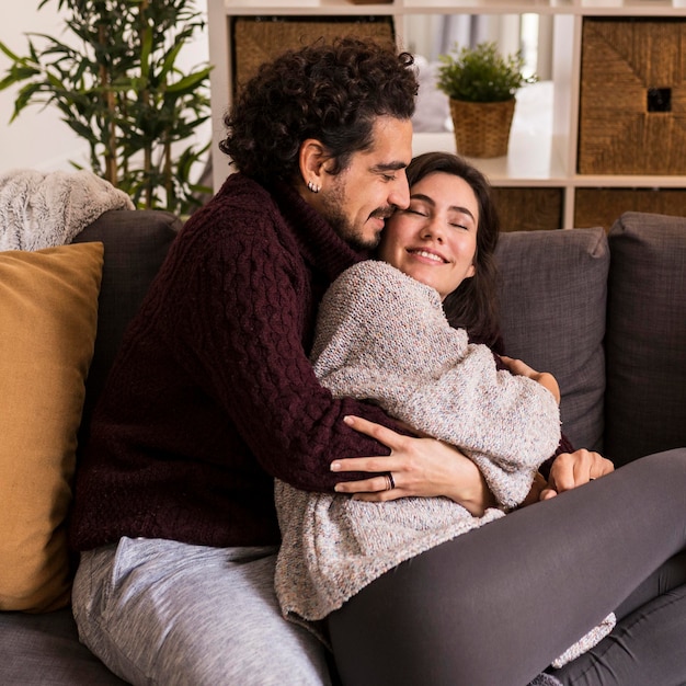 Foto grátis homem abraçando sua esposa por trás