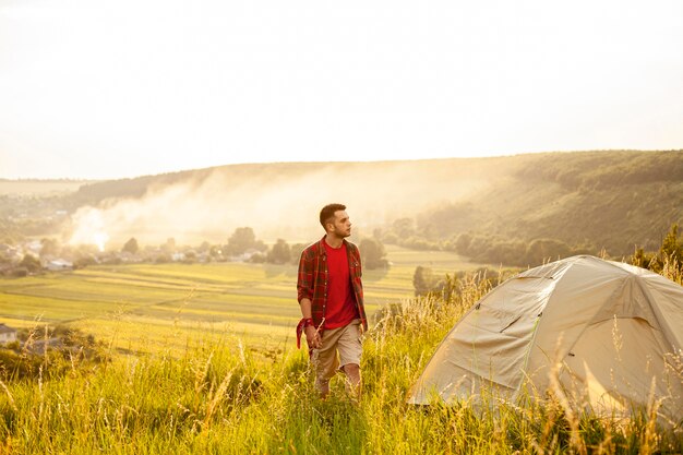 Homem acampar na natureza