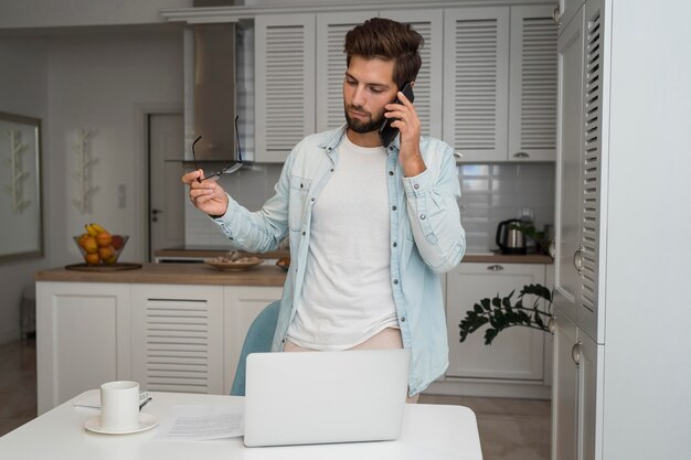 Homem adulto casual falando ao telefone