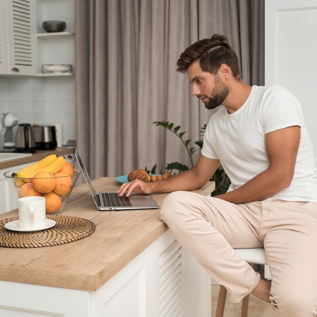 Homem adulto casual gostando de trabalhar em casa