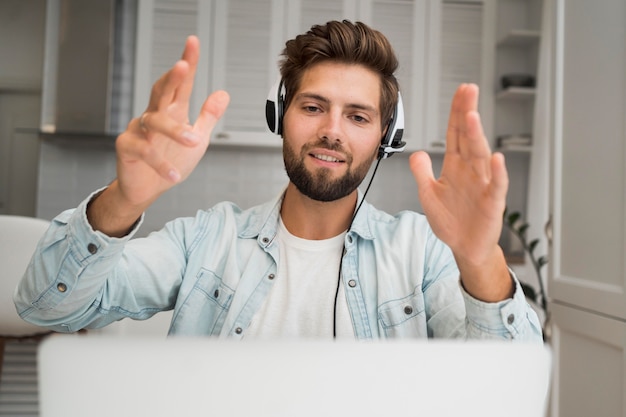 Foto grátis homem adulto casual trabalhando em casa