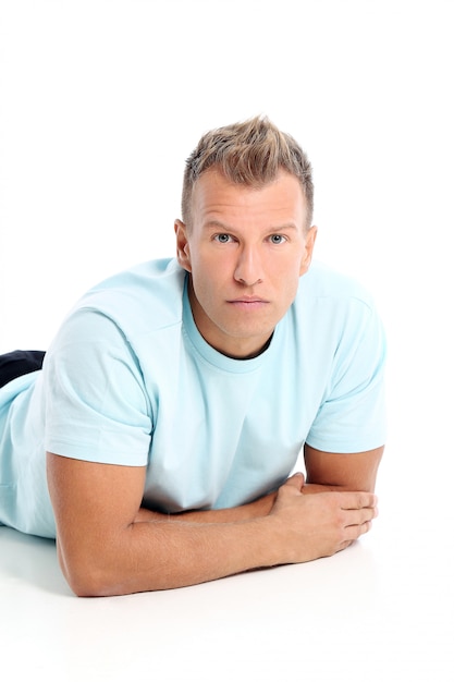 Homem adulto com uma camisa posando no estúdio