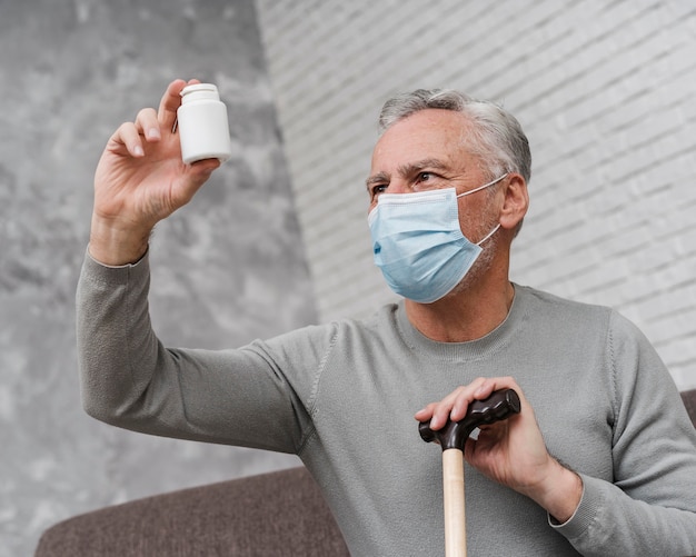 Foto grátis homem adulto em tratamento médico