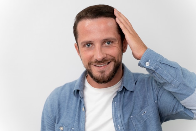 Foto grátis homem adulto feliz com seu cabelo