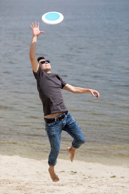 Homem adulto, pegando, frisbee, ligado, praia