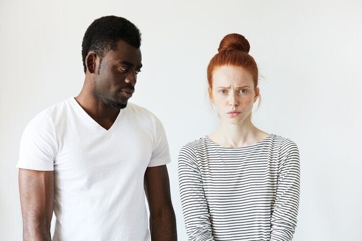 Foto grátis homem africano com camiseta branca e mulher caucasiana ruiva com top listrado