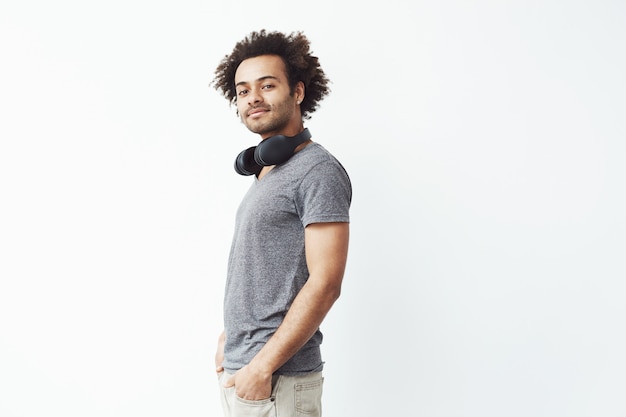 Foto grátis homem africano com fones de ouvido sorrindo