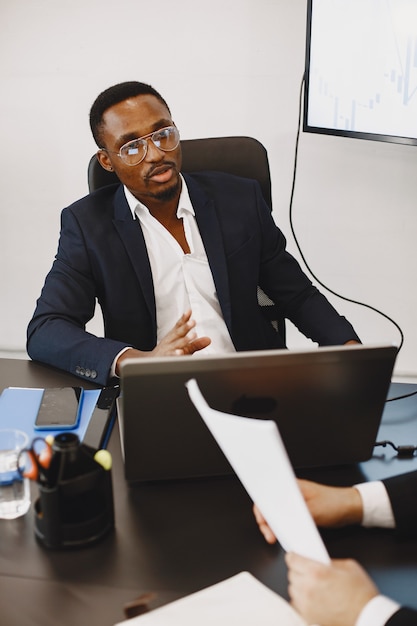 Homem africano de terno preto. Parceiros internacionais.