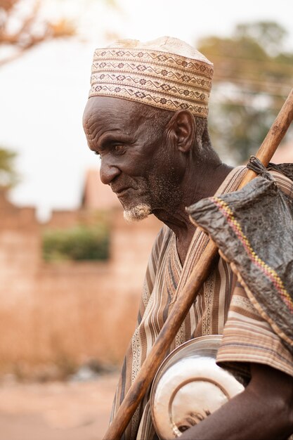 Homem africano de tiro médio ao ar livre