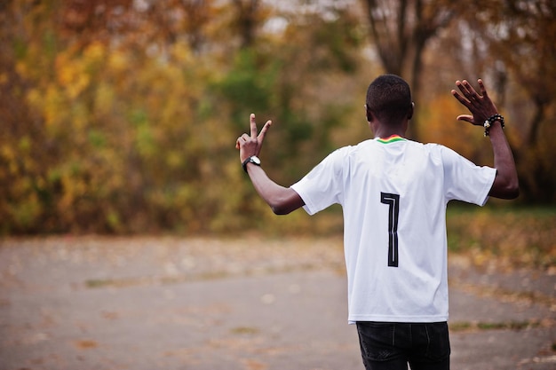 Homem africano em camiseta esportiva de futebol branco do país Gana África com número 7