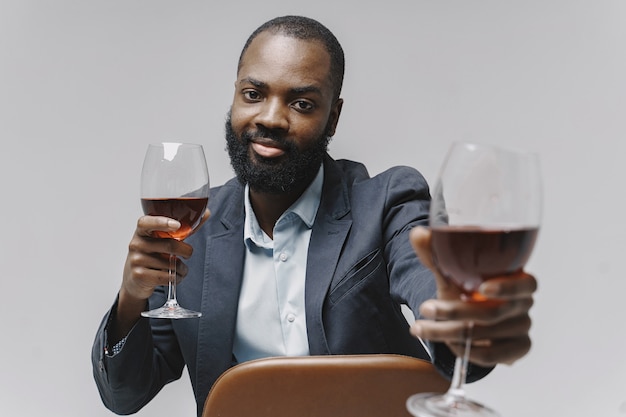 Homem africano em um estúdio. parede branca. homem em um terno.