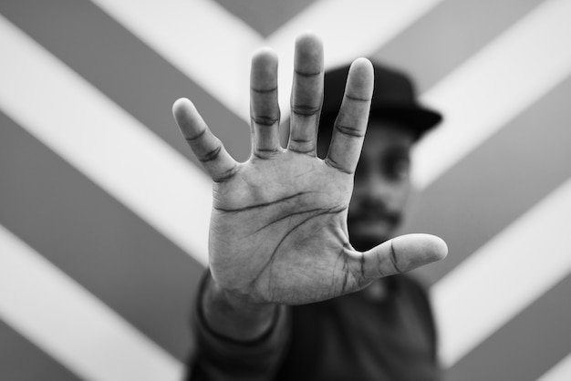 Foto grátis homem africano, fazendo uma conversa, para, a, pose mão