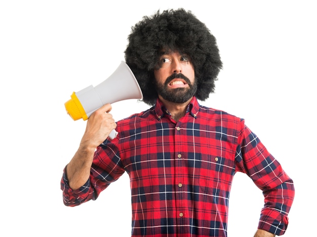 Foto grátis homem africano louco com megafone