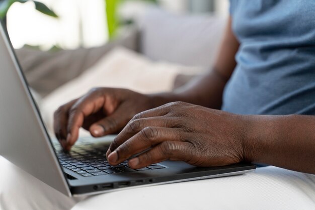 Homem africano trabalhando em casa