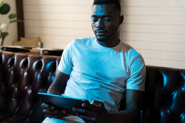Homem afro-americano assistindo a um filme no serviço de streaming