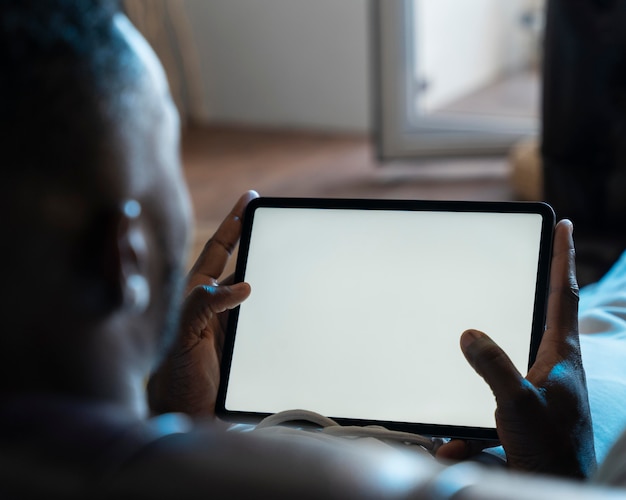 Homem afro-americano assistindo a um filme no serviço de streaming