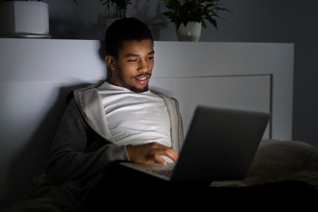 Homem afro-americano assistindo serviço de streaming em casa