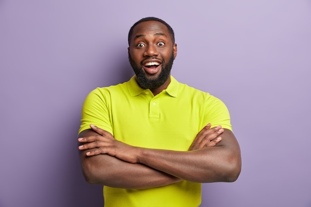 Foto grátis homem afro-americano com camiseta amarela