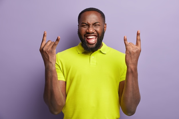 Homem afro-americano com camiseta amarela