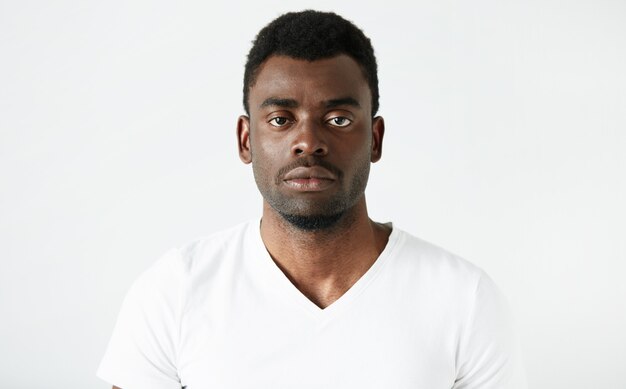 Homem afro-americano com camiseta branca