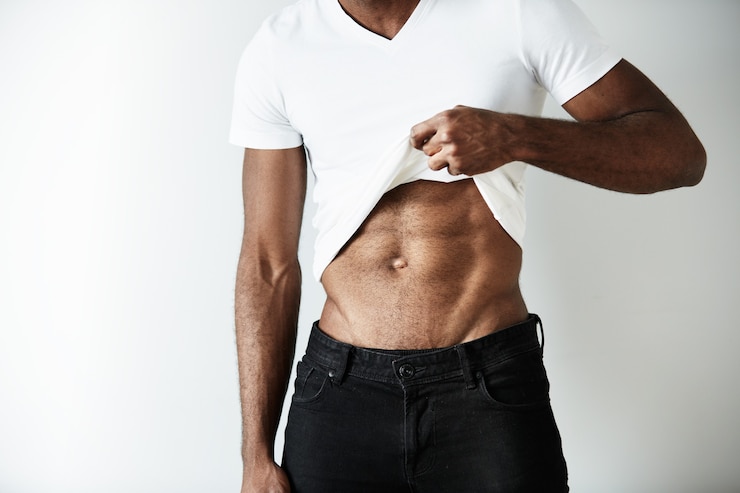 Foto grátis homem afro-americano com camiseta branca