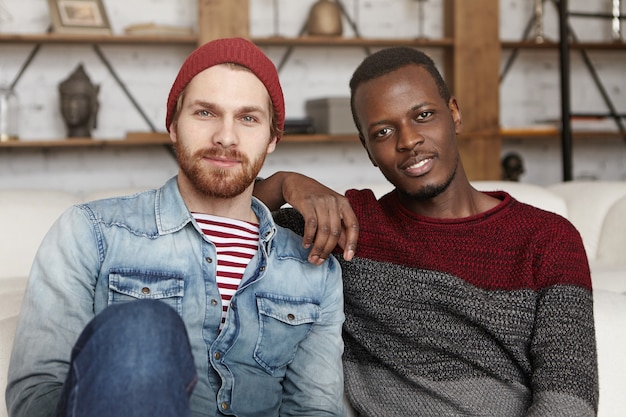 Foto grátis homem afro-americano com o cotovelo no ombro de seu amigo estiloso