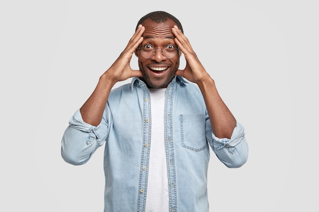 Homem afro-americano com óculos redondos e camisa jeans