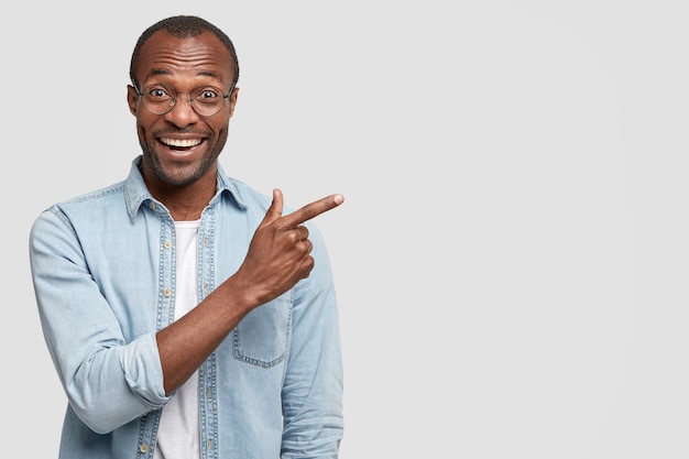 Foto grátis homem afro-americano com óculos redondos e camisa jeans