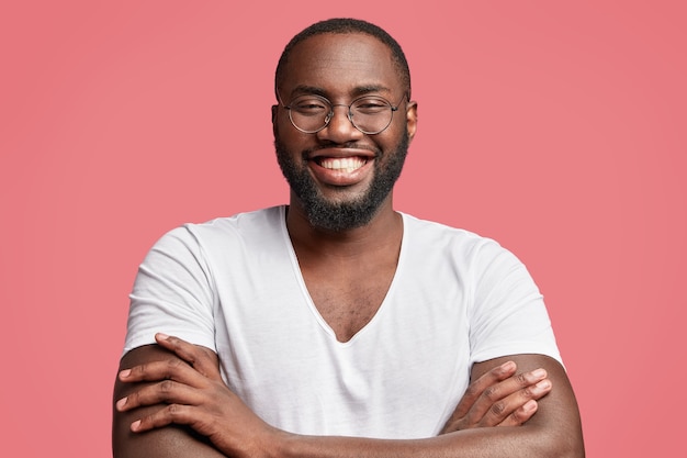 Foto grátis homem afro-americano com óculos redondos