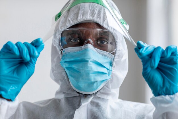 Foto grátis homem afro-americano com roupa de proteção